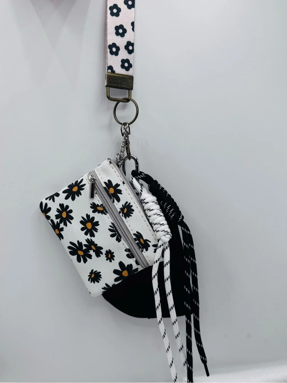 Black & White Daisy Wristlet Coin Purse Keychain Wallet Set
